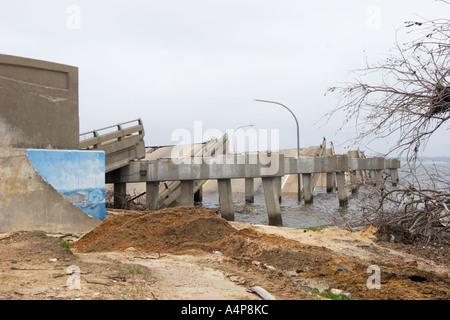 Resti di un ponte che collega Ocean Springs a Biloxi, Mississippi, sulla Back Bay dopo l'uragano Katrina Foto Stock