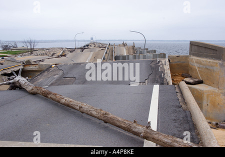 Resti di un ponte che collega Ocean Springs a Biloxi, Mississippi, sulla Back Bay dopo l'uragano Katrina Foto Stock