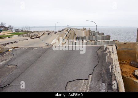 Resti di un ponte che collega Ocean Springs a Biloxi, Mississippi, sulla Back Bay dopo l'uragano Katrina Foto Stock