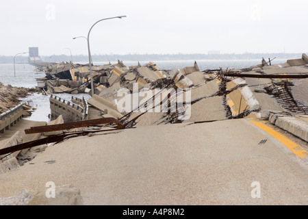 Resti di un ponte che collega Ocean Springs a Biloxi, Mississippi, sulla Back Bay dopo l'uragano Katrina Foto Stock