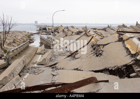 Resti di un ponte che collega Ocean Springs a Biloxi, Mississippi, sulla Back Bay dopo l'uragano Katrina Foto Stock