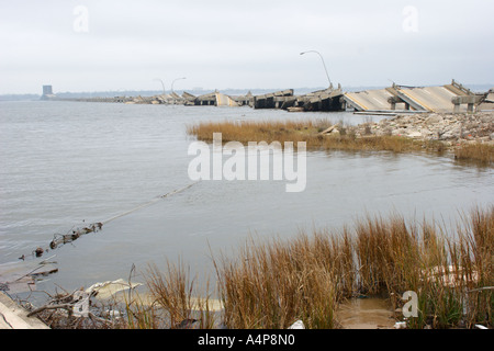 Resti di un ponte che collega Ocean Springs a Biloxi, Mississippi, sulla Back Bay dopo l'uragano Katrina Foto Stock