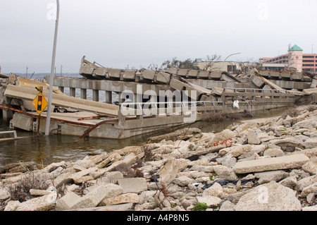 Resti di un ponte che collega Ocean Springs a Biloxi, Mississippi, sulla Back Bay dopo l'uragano Katrina Foto Stock