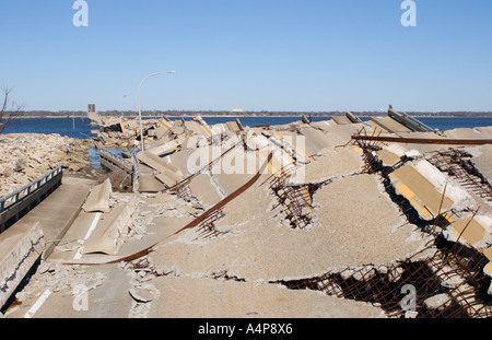 Resti di un ponte che collega Ocean Springs a Biloxi, Mississippi, sulla Back Bay dopo l'uragano Katrina Foto Stock