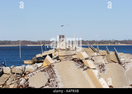 Resti di un ponte che collega Ocean Springs a Biloxi, Mississippi, sulla Back Bay dopo l'uragano Katrina Foto Stock