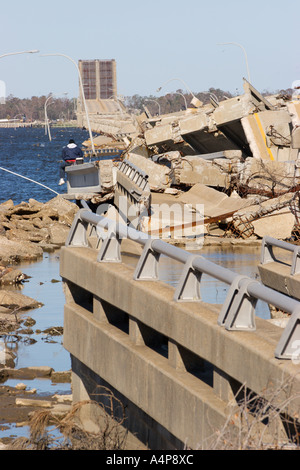 Resti di un ponte che collega Ocean Springs a Biloxi, Mississippi, sulla Back Bay dopo l'uragano Katrina Foto Stock