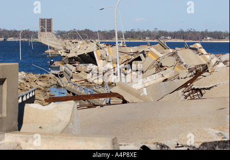 Resti di un ponte che collega Ocean Springs a Biloxi, Mississippi, sulla Back Bay dopo l'uragano Katrina Foto Stock