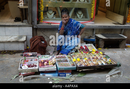 Venditore ambulante di vendita Lac colorate schiave nella Vecchia Delhi India Foto Stock