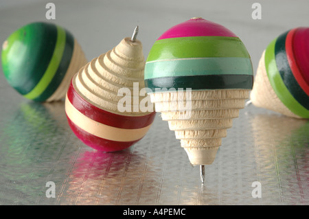 ANG77680 quattro legno tetti colorati uno spinning motion blur tre appoggiata Foto Stock