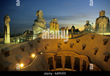 Casa Mila, La Pedrera, skyline di Barcellona, Spagna. Per i camini. Panorama del tetto al tramonto, sera e notte. Patrimonio Unesco. Foto Stock