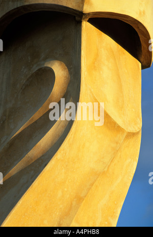 Antoni Gaudi, Casa Mila, La Pedrera, Barcelona, Spagna. Vista ravvicinata di un camino. Foto Stock