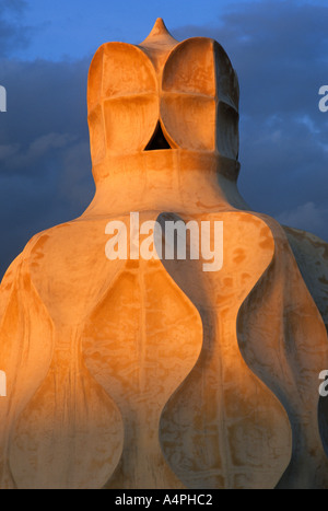 Antoni Gaudi, Casa Mila aka La Pedrera, Barcelona, Spagna. Ornamento principale del camino gruppo chiamato The Warriors. Foto Stock