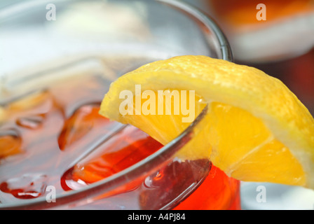 Bevanda fredda nel bicchiere con ghiaccio Foto Stock