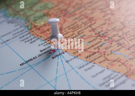 ANG77807 Mappa di India Bombay maculato ora Mumbai capitale del Maharashtra dal colore bianco pin della scheda Foto Stock