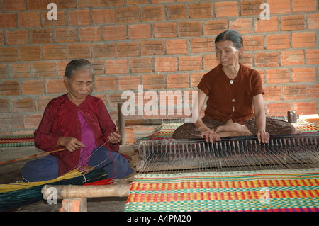 Tessitura tappeti a pelo cottage industry Vietnam centrale Sud Est asiatico Foto Stock