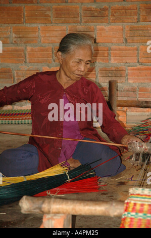 Tessitura tappeti a pelo cottage industry Vietnam centrale Sud Est asiatico Foto Stock