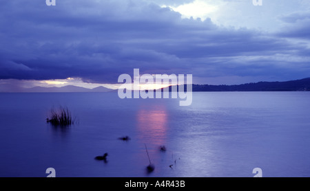 Cielo tempestoso oltre il lago Taupo, Nuova Zelanda Foto Stock