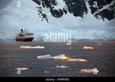 Navigazione della nave attraverso il mare di ghiaccio nel canale Lamaire in Antartide Foto Stock