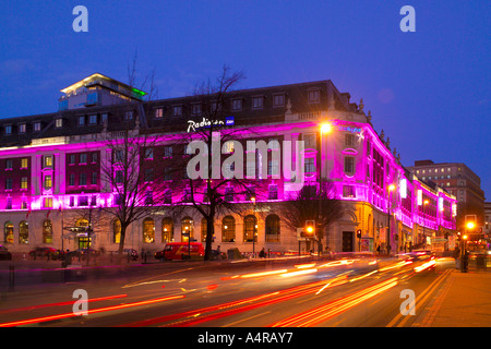 Crepuscolo di notte il colpo di luce centro shopping, cinema, bar e ristoranti dell'hotel. Il Headrow Leeds West Yorkshire England Regno Unito Foto Stock