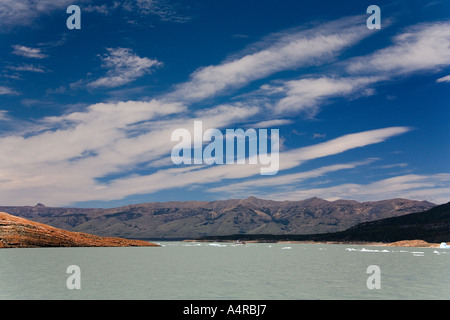 Iceberg glaciale si allontanano dal Ghiacciaio Perito Moreno in Patagonia nel Sud dell Argentina in Sud America Foto Stock