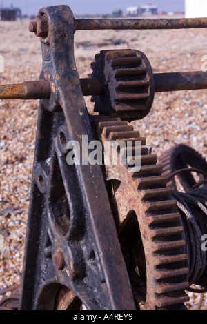 Dettaglio del disuso vecchio arrugginito argano a Dungeness Beach nel Kent. Precedentemente utilizzati per il traino di barche di pescatori sulla spiaggia Foto Stock