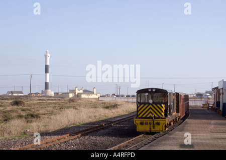 Il Romney, Hythe e Dymchurch railway si arresta in corrispondenza di Dungeness nel Kent. Il nuovo faro può essere visto in background Foto Stock