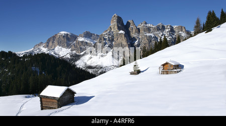Vista panoramica di cabine di legno , foresta e le montagne delle Dolomiti in inverno la neve , Italia Foto Stock