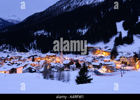 Villaggio di Arraba nella neve al crepuscolo, Dolomiti , Italia Foto Stock
