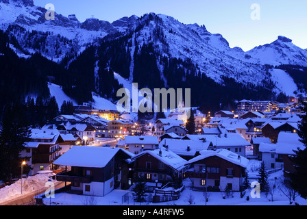 Vista del villaggio di Arraba in inverno di notte in Italia. Foto Stock