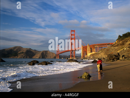 Coppia sulla spiaggia guardando a san Francisco Golden Gate bridge ,Calafornia , STATI UNITI Foto Stock