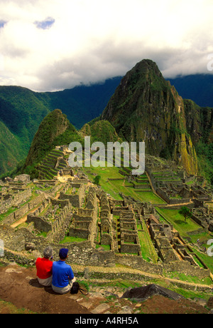 Persone i turisti in visita a Machu Picchu aka la Città perduta degli Incas un Inca rovina dall'impero Inca nelle montagne delle Ande del Perù Sud America Foto Stock