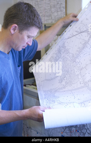 L uomo lo studio di una mappa dettagliata della sua area locale Foto Stock