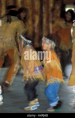 Gwitchin Athapascan ragazzi in abito tradizionale di Caribou Coffee Company nasconde dancing Arctic Village Alaska Foto Stock