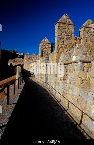 Parapetto parapetti lungo le pareti di Avila medievale città murata di Avila in provincia di Avila Castiglia e Leon Spagna Europa Foto Stock