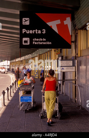 Lo spagnolo, spagnoli, popolo spagnolo, compagnia aerea passeggeri, livello di partenza, l'aeroporto internazionale di Barajas, Madrid, provincia di Madrid, Spagna, Europa Foto Stock