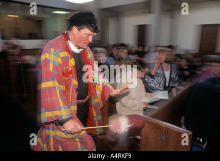 Il reverendo Roly Bain utilizza costumi clown e fare fino a St John s Chiesa Southborough Kent REGNO UNITO Foto Stock