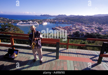 Un uomo giocando un sassofono a Morne Fortune con vista su Castries St Lucia Foto Stock