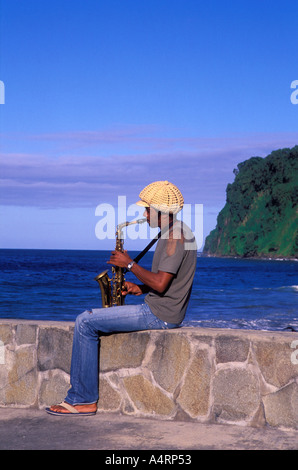 Giovane uomo giocando un sassofono al Grand Riviere villaggio di pescatori che si trova nella punta settentrionale della Martinica Foto Stock