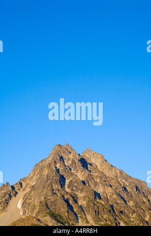 Cima di Mount Stuart contro il cielo blu al tramonto Central Cascades Washington STATI UNITI D'AMERICA Foto Stock