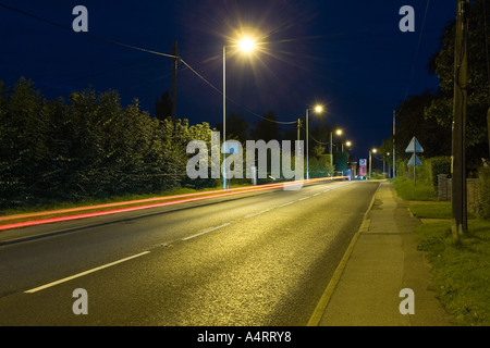 Percorsi di luce dal passaggio di un auto. Foto Stock