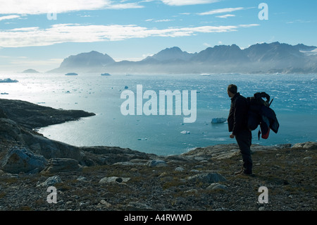 Guardando attraverso Sermilik Fjord da Angmagssalik Isola, est della Groenlandia Foto Stock