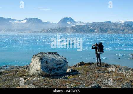 Guardando attraverso Sermilik Fjord da Angmagssalik Isola, est della Groenlandia Foto Stock
