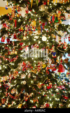 Albero di Natale con ornamenti e luci Foto Stock