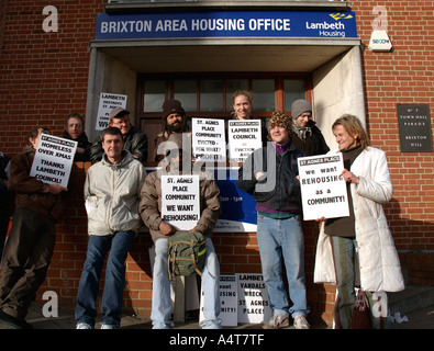 Dimostrazione a Lambeth ufficio alloggi da sant Agnese luogo squatter sfrattati dalla lunga comunità accovacciata Kennington S. Londra. Foto Stock