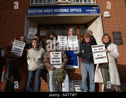 Dimostrazione a Lambeth ufficio alloggi da sant Agnese luogo squatter sfrattati dalla lunga comunità accovacciata Kennington S. Londra. Foto Stock