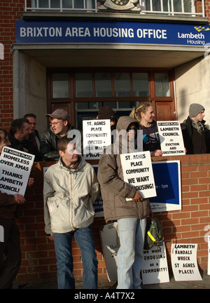 Dimostrazione a Lambeth ufficio alloggi da sant Agnese luogo squatter sfrattati dalla lunga comunità accovacciata Kennington S. Londra. Foto Stock