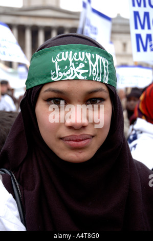 Donna musulmana con archetto di Hamas dimostrando in centro a Londra per protestare contro l'islamofobia e l'incitamento alla razza hatr Foto Stock