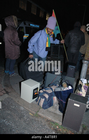 Giovane uomo con i suoi beni rese senzatetto dopo essere stati sfrattati da sant Agnese posto Squat nel sud di Londra. Foto Stock