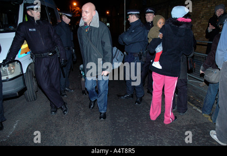 Le persone con i loro averi senzatetto dopo essere stati sfrattati dalle loro case a St Agnes posto Squat nel sud di Londra. Foto Stock