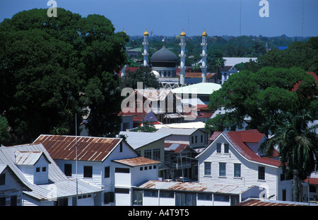 Paramaribo vista in elevazione sulla moschea il centro storico è un sito patrimonio mondiale dell Unesco Foto Stock